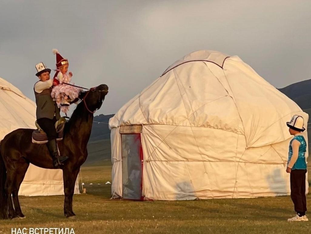 Zalkar Yurt Camp Hotel Song-Kul Bagian luar foto
