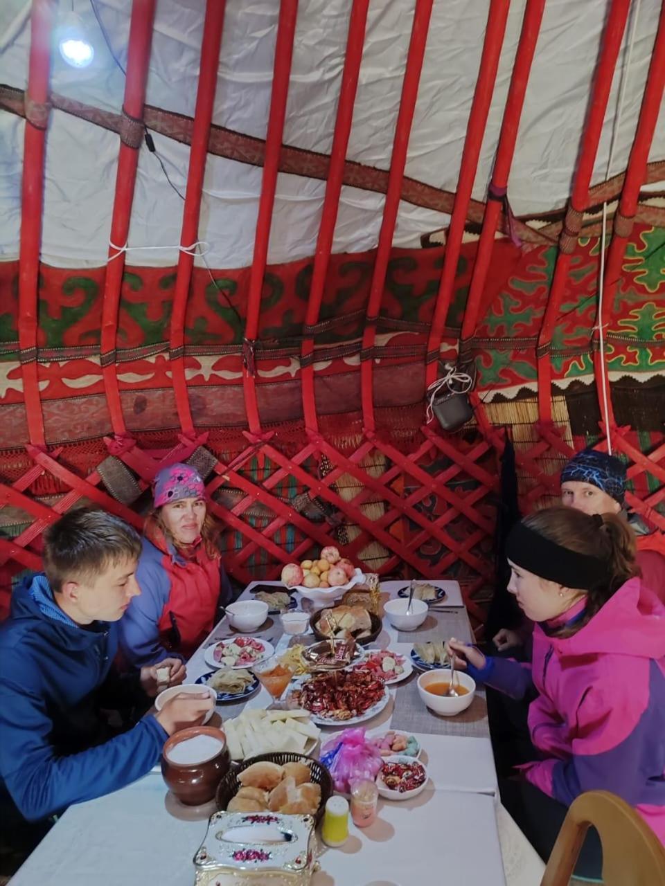 Zalkar Yurt Camp Hotel Song-Kul Bagian luar foto